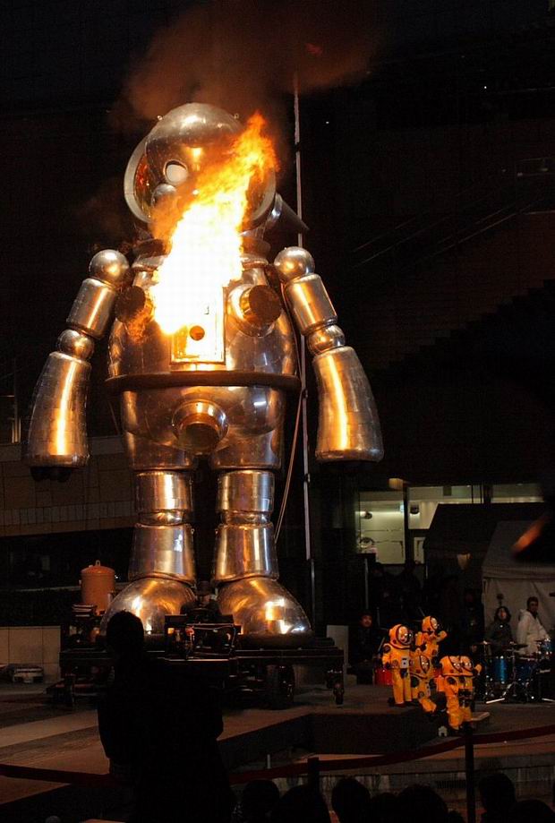 Japoński robot zieje ogniem