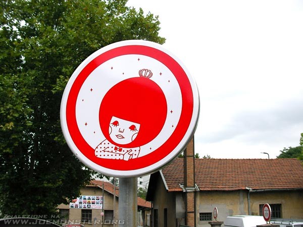 Znaki drogowe przerobione w Lyon, Francja, przerobione przez artystów