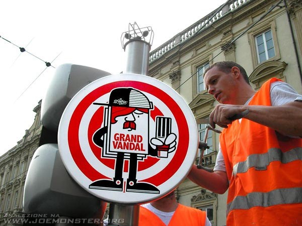Znaki drogowe przerobione w Lyon, Francja, przerobione przez artystów
