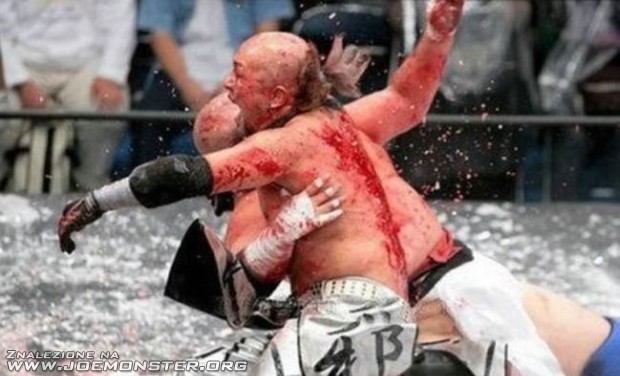 Japończycy walczą świetlówkami na ringu