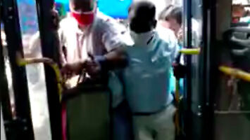 Jak zachować bezpieczny dystans w hinduskim autobusie?
