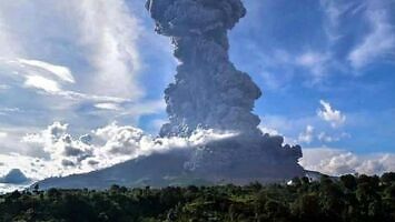 Silna erupcja wulkanu Sinabung w Indonezji