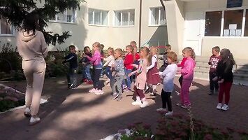 Wesoła poruszanka, czyli nauka tańca z ładną panią na Ukrainie
