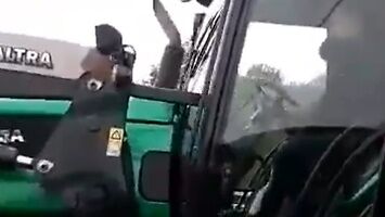 Wkurzony kierowca zadaje rolnikom proste pytanie
