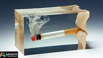 Palący się papieros w żywicy epoksydowej
