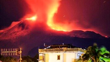 Nocna erupcja wulkanu Etna na Sycylii we Włoszech