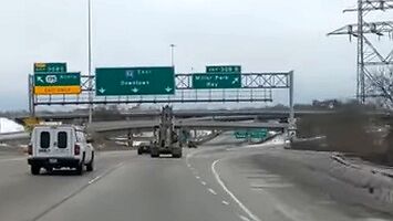 Ciężarówka przewraca się po uderzeniu w wiadukt