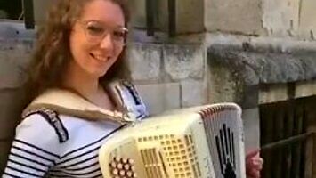 Akordeonistka na ulicy