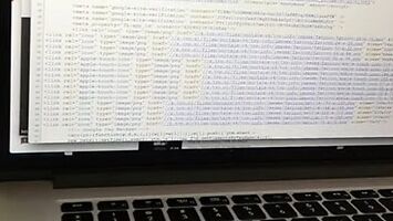 Co ukrywa kod JavaScirpt na stronie TVP Info?