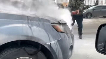 Rosjanin gasi płonący samochód