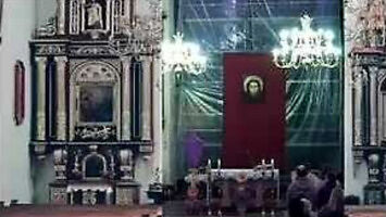 Wklejone obrazy pustych ławek w czasie transmisji Mszy Świętej w Nowym Sączu