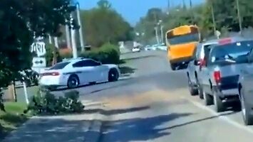 Gówniarze porywają szkolny autobus
