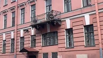Rosyjska kłótnia małżeńska na balkonie