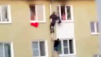 Trzech odważnych Rosjan ratuje dzieci z płonącego mieszkania
