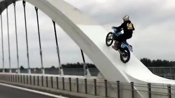 Nastolatek wjechał motocyklem na łuk mostu w Chełmku