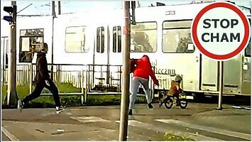 Chłopczyk na rowerku biegowym jedzie wprost pod jadący tramwaj