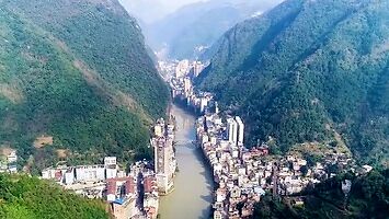 Chińskie miasto nad brzegiem rzeki