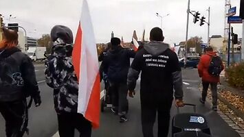 Tłum szurów na marszu we Wrocławiu