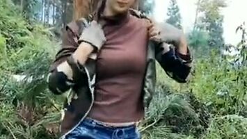 Dziewczyna potrafi sobie radzić w lesie