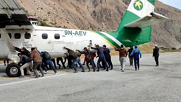 Samolot złapał gumę, ale pasażerowie pomogli go przepchnąć