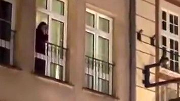 Maturzyści z Gdańska zatańczyli poloneza pod oknem swojej wychowawczyni