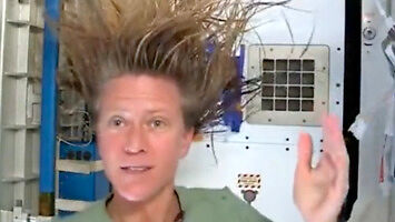 Jak się myje włosy w kosmosie?