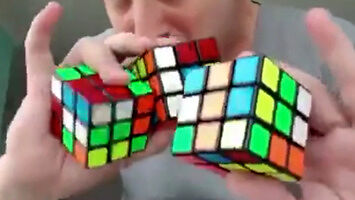 Niektórzy przesadzają z układaniem kostek Rubika