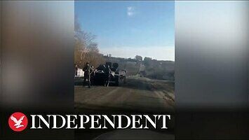 Ukraiński cywil proponuje rosyjskim czołgistom holowanie