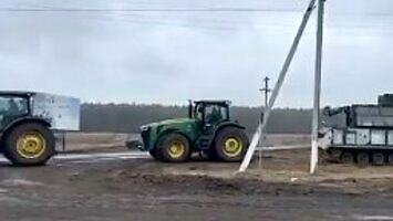 Ukraińscy rolnicy kradną gąsienicową maszynę Rosjanom