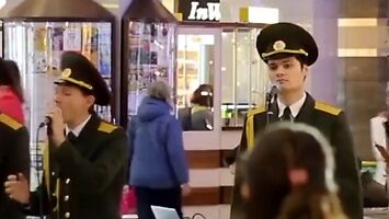 To stary filmik z 2016: rosyjskie służby aresztują nawet żołnierzy, bo śpiewali o pokoju