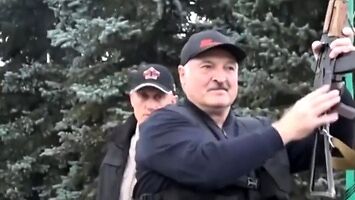 Łukaszenka i pistolet na kartofle