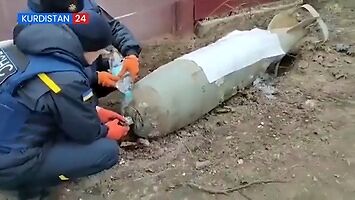 Ukrainiec demontuje zapalnik z niewybuchu po rosyjskim bombardowaniu