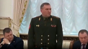 Łukaszenka na prezentacji z generałami