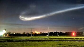 Niesamowity efekt na niebie wskutek startu rakiety Falcon 9
