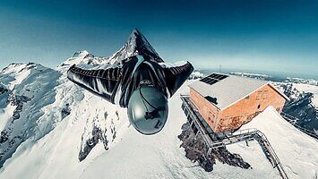 Przelot w wingsuicie nad granią Eigeru