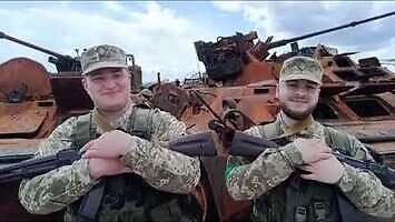Bayraktar – teledysk na tle wraków rosyjskich czołgów