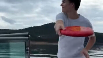 Sztuczka z frisbee na łodzi