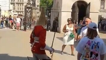 Polski turysta vs żołnierz brytyjskiej Gwardii Królewskiej