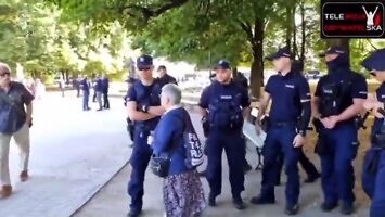 Policja eskortuje Babcię Kasię