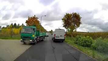 Przyśpieszanie podczas wyprzedzania i wywózka na czołówkę z ciężarówką