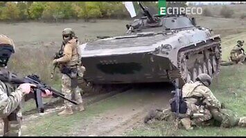 Onuce oddają wóz BMP-2 i siebie do niewoli