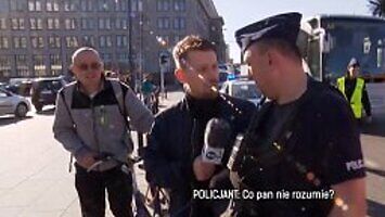 Policjant na polecenie Bąkiewicza usuwa dziennikarza z pseudo Marszu Niepodległości