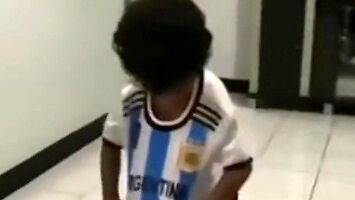 Mały argentyński kibic przed i po pierwszym meczu Argentyny na mundialu