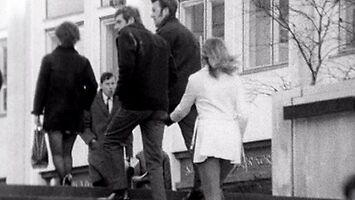 BBC w 1970 roku nagrało eksperyment uliczny z laską podszczypującą panów