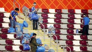 Japończycy sprzątają stadion po meczu