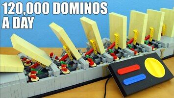 Automat do układania domina wykonany z LEGO
