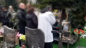 Pijany ksiądz upada na grób podczas pogrzebu w Gdańsku
