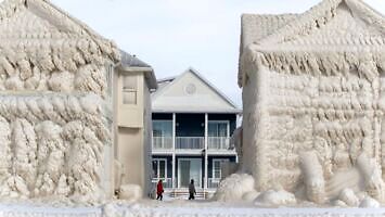 Atak zimy zamienił domy nad jeziorem Ontario w lodowe rzeźby
