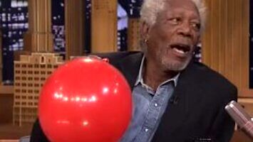 Tak brzmi Morgan Freeman po nawdychaniu się helu