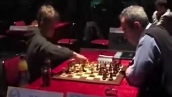 Magnus Carlsen, obecny arcymistrz szachowy, znudzony pojedynkiem z Garrim Kasparowem